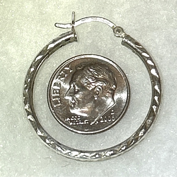 925 SILVER ENGRAVED SINGLE HOOP EARRING - Picture 4 of 11